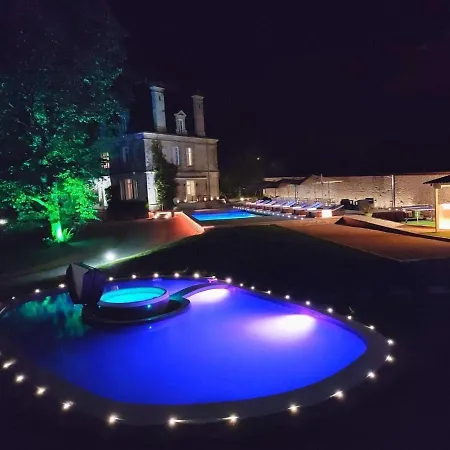 Bed & Breakfast Le Chateau Des Tourelles En Vendee 4*