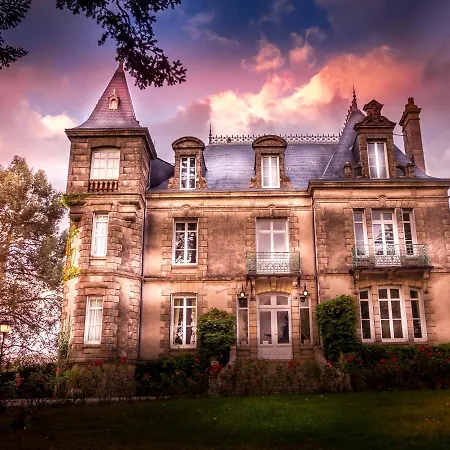 Le Chateau Des Tourelles En Vendee