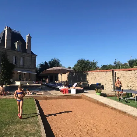 Le Chateau Des Tourelles En Vendee Bed & Breakfast