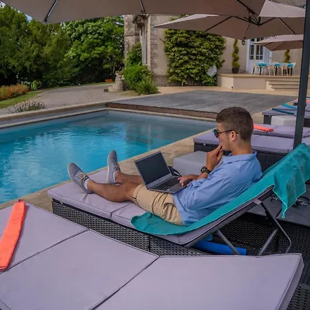 Le Chateau Des Tourelles En Vendee Bed & Breakfast 4*