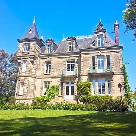 Le Chateau Des Tourelles En Vendee Bed & Breakfast