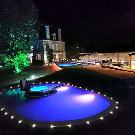 Le Chateau Des Tourelles En Vendee Bed & Breakfast