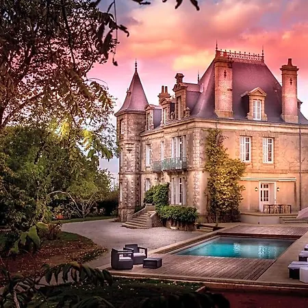 Le Chateau Des Tourelles En Vendee Bed & Breakfast 3*