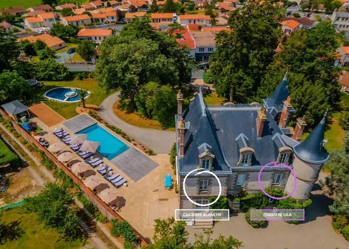 Le Château Des Tourelles En Vendée La Gaubretiere